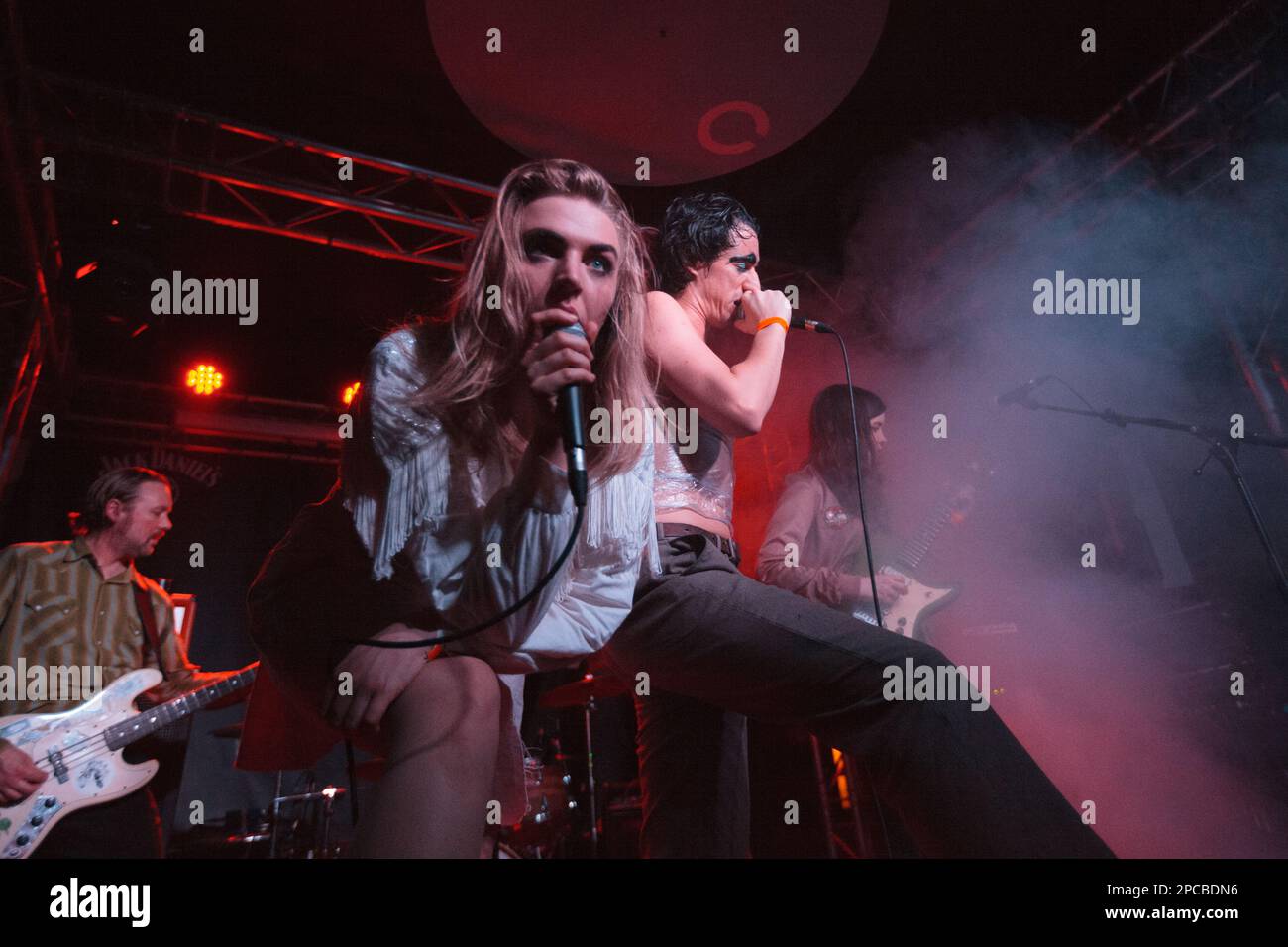 Moonlandingz (Mitglieder der Familie Fat White) spielen am 22. März 2017 im Cluny, Newcastle. Rebecca Taylor (Selbstwertgefühl) schloss sich ihnen an Stockfoto