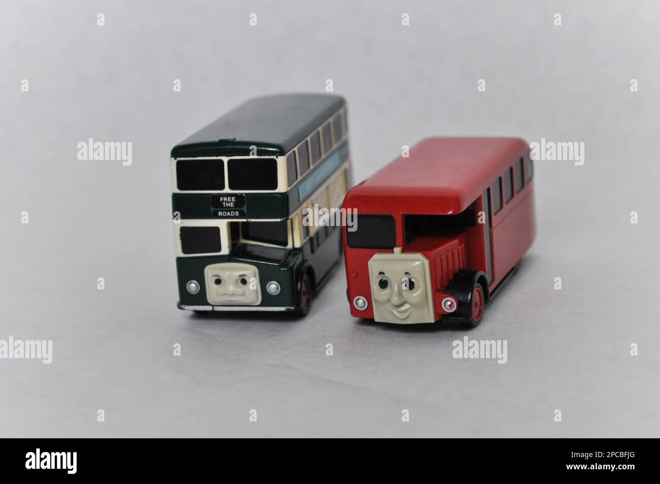 Bertie Bus und Bulgy Bus Thomas, die-Cast-Lokomotive, Spielzeuge für motorisierte Fahrzeuge, 1995, Tomy TrackMaster. Studioaufnahme Stockfoto