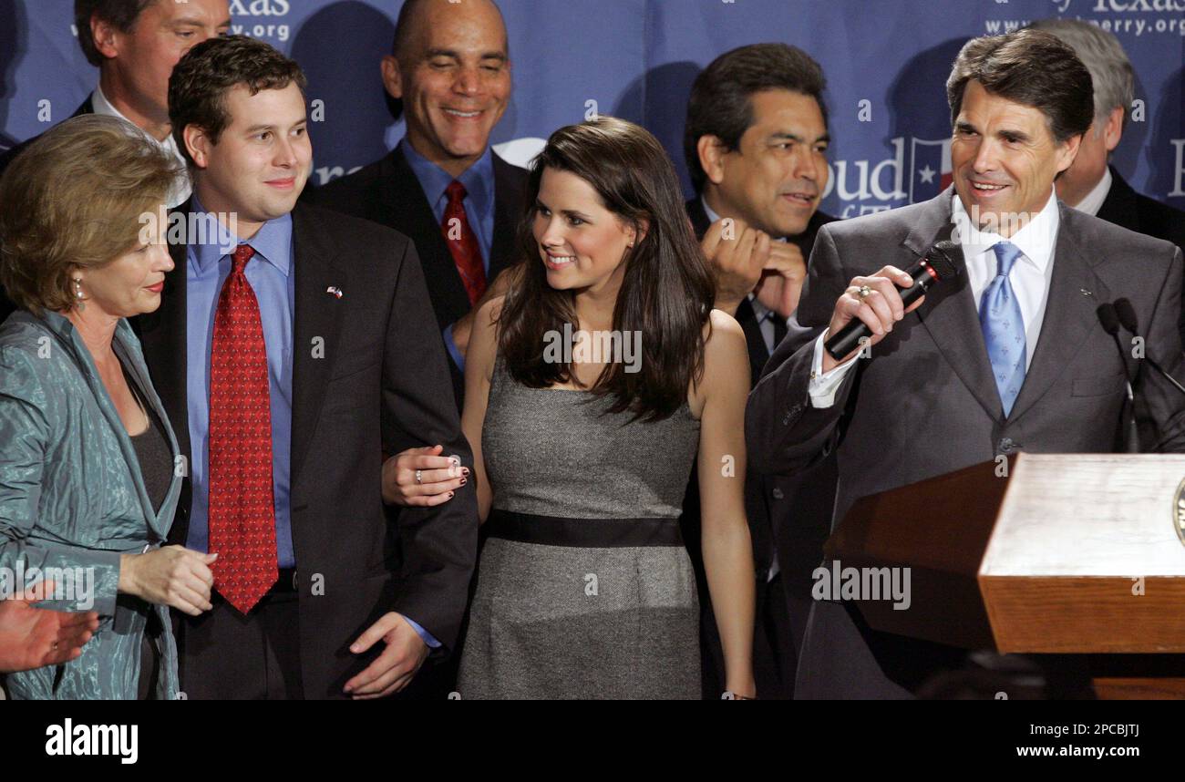 Texas Gov. Rick Perry, right, thanks his family, from, left, wife Anita, son Griffin and daughter Sydney during his victory speech in Austin, Texas, Tuesday, Nov. 7, 2006. (AP Photo/LM Otero) Stockfoto