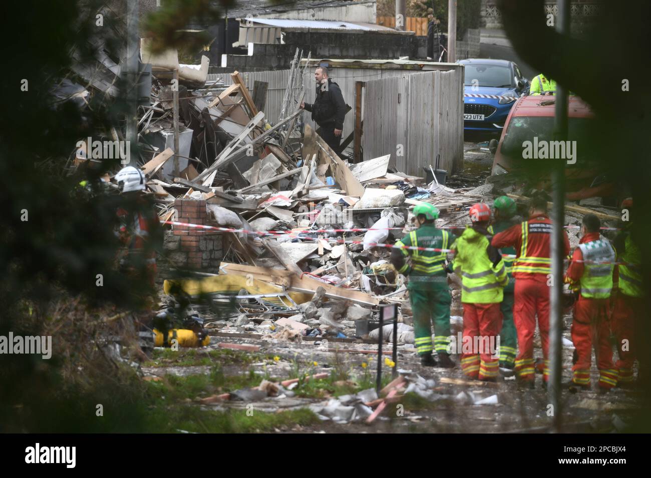 Eine riesige Gasexplosion zerstört Häuser in der Morriston-Gegend von Swansea in Wales. Es ist nicht bekannt, ob jemand verletzt wurde, aber die Explosion wurde meilenweit gehört und hat mindestens ein Haus zerstört. Stockfoto