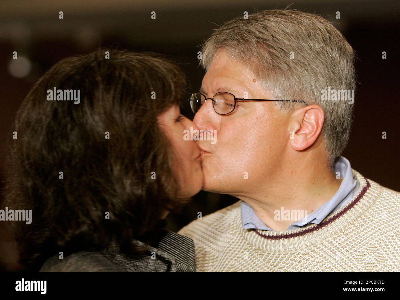 Durham County District Attorney Mike Nifong, right, kisses his wife Cy Gurney as they await election results in Durham, N.C., Tuesday, Nov. 7, 2006. (AP Photo/Gerry Broome) Stockfoto