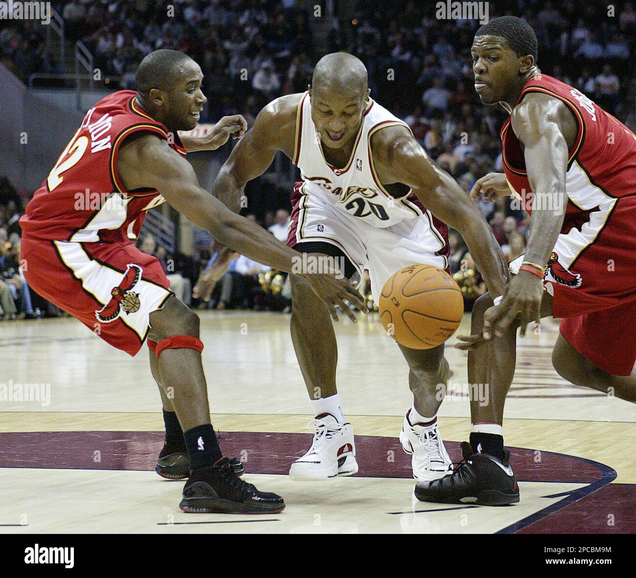 Cleveland Cavaliers guard Eric Snow, center, tries to drive between Atlanta Hawks guard Speedy Claxton, left, and guard Joe Johnson in the first quarter in an NBA basketball game Tuesday, Nov. 7, 2006, in Cleveland. (AP Photo/Ron Schwane) Stockfoto