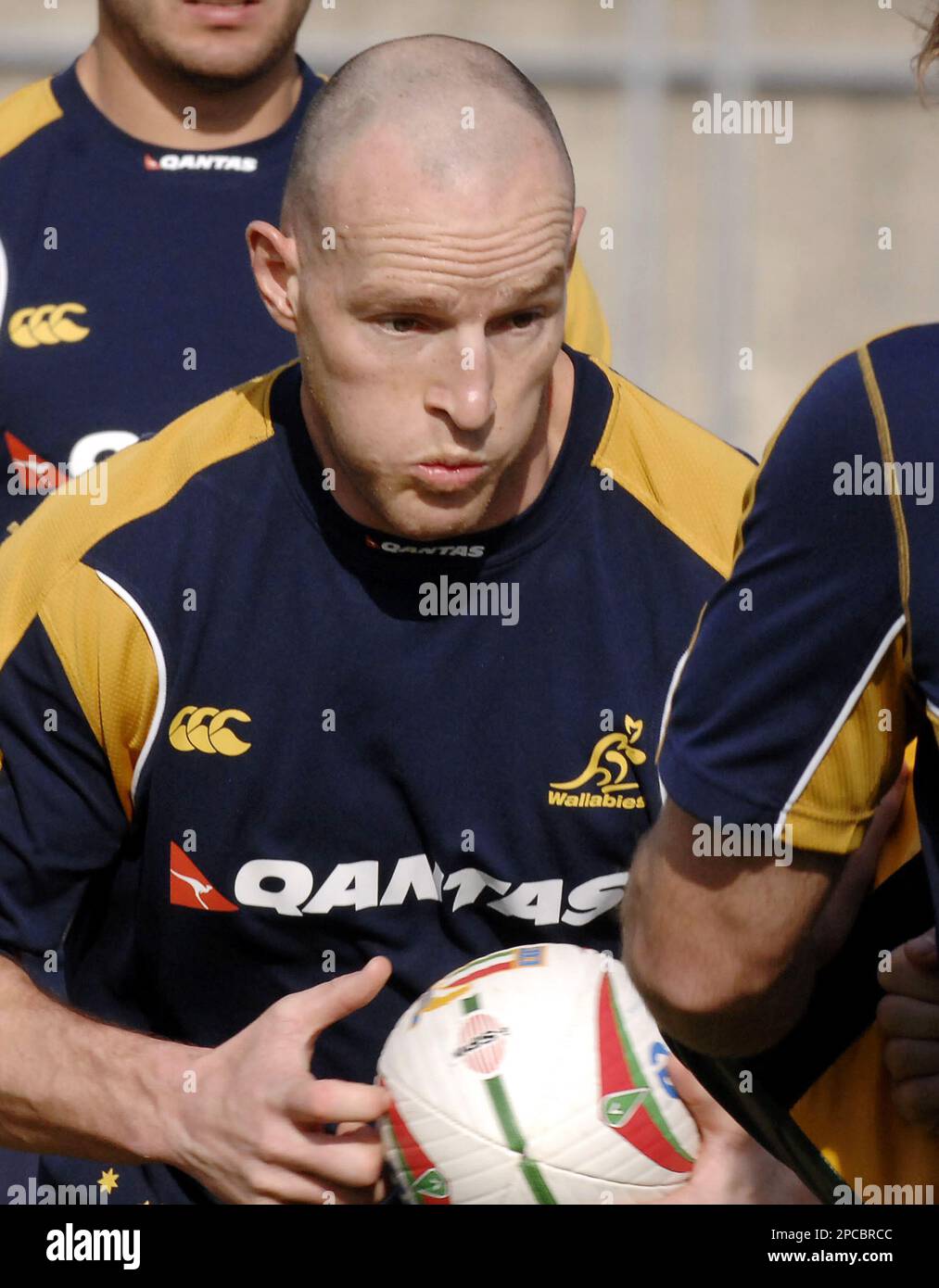 Australian Wallabies national rugby team's captain Stirling Mortlock in action during a practice session in Rome, Tuesday, Nov. 7, 2006. Australia will play a test match against Italy at Rome's Flaminio stadium on Saturday, Nov. 11. (AP Photo/Riccardo De Luca) Stockfoto