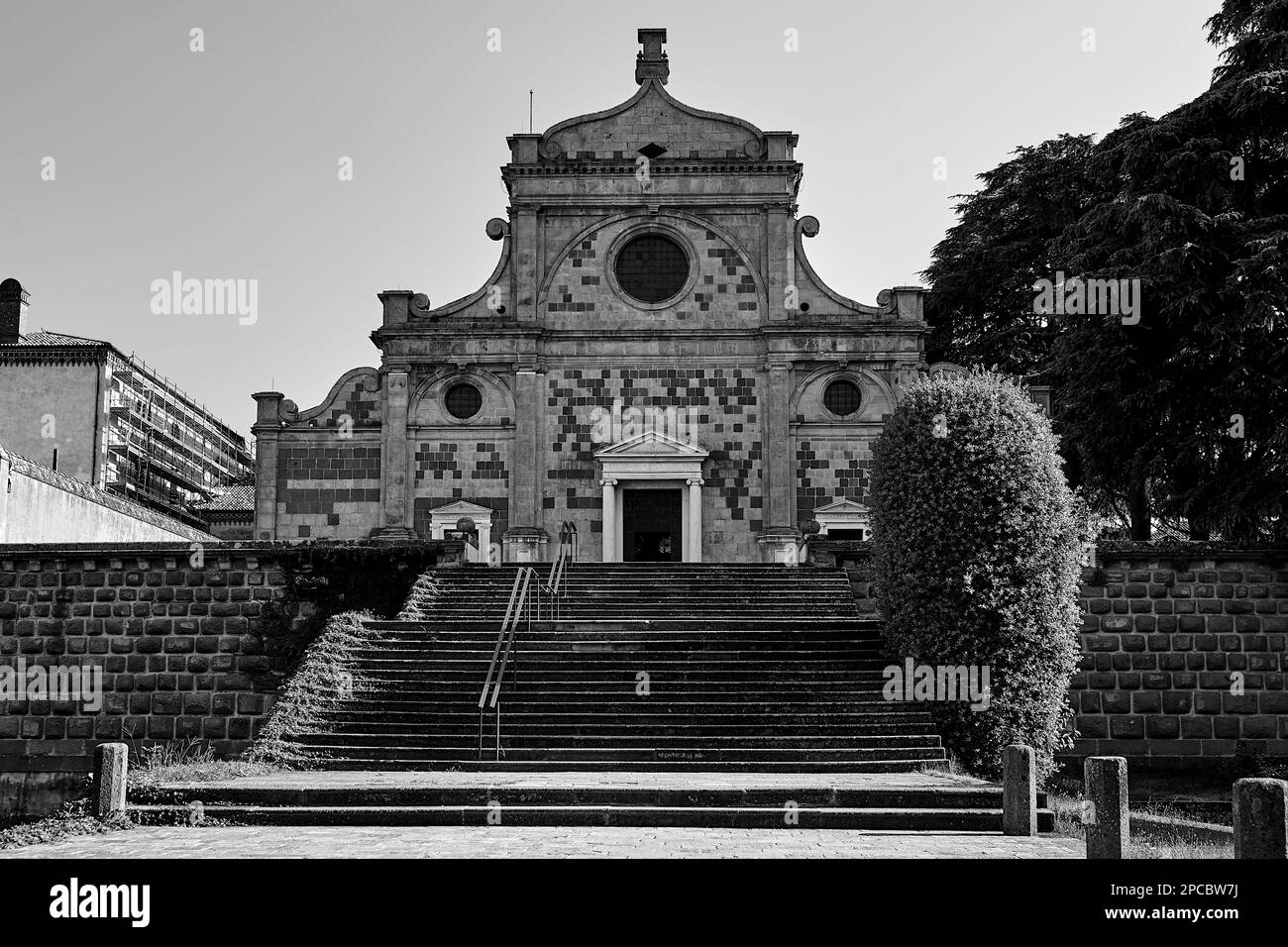 Eintritt in die historische Kirche des Klosters Abbazia di Praglia in Italien, monochrom Stockfoto