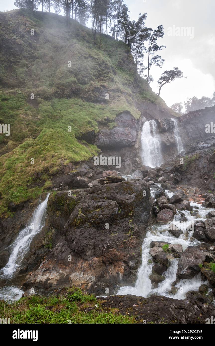 Wasserfälle im Nebel des Mount Rinjani, Lombok, Indonesien Stockfoto