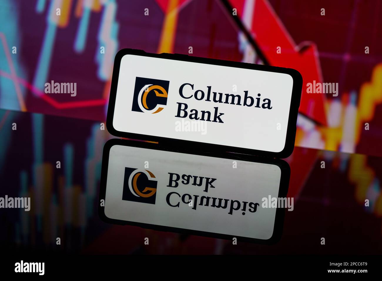 Kaunas, Litauen - 2023. März 13: Logo der Columbia Bank auf rotem Hintergrund. Bankzusammenbruch. Bankrott Stockfoto