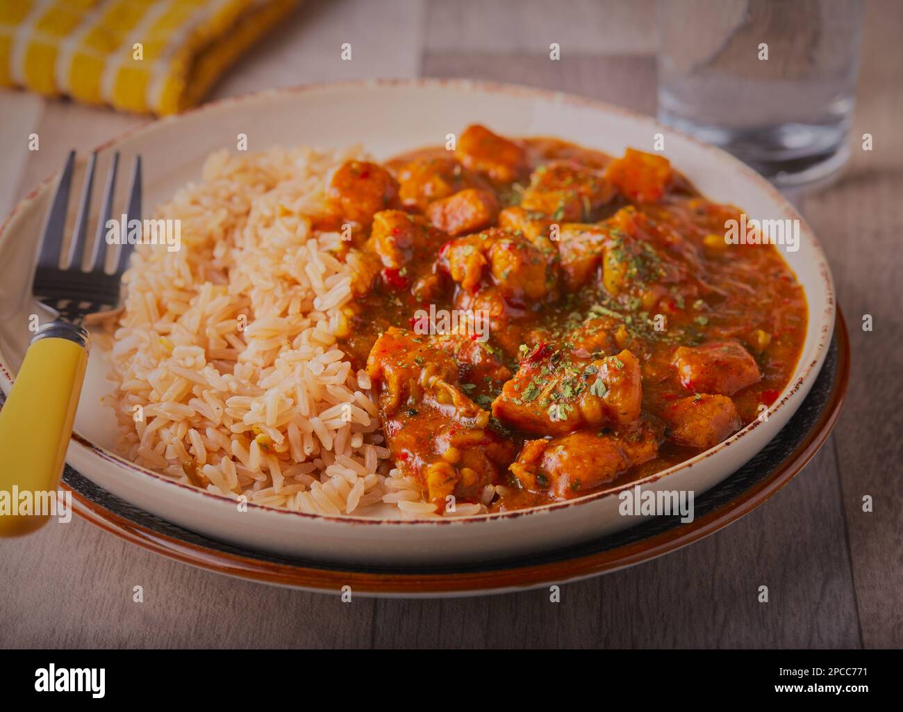 Traditionelles Vindaloo-Curry mit Reis und Kräutern. Stockfoto