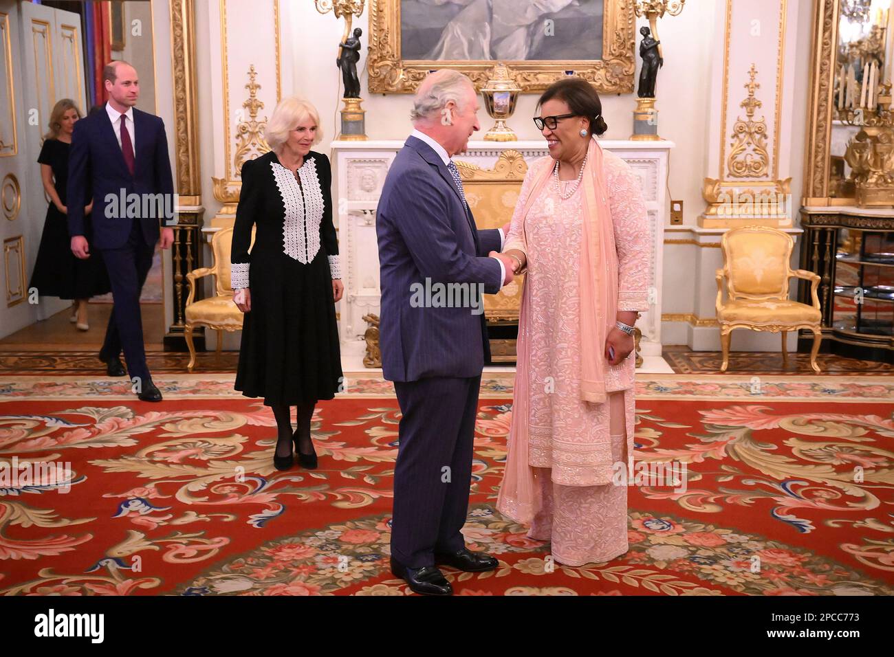 König Karl III. (Zweite rechts) schüttelt sich die Hand mit der Commonwealth-Generalsekretärin Patricia Scotland (rechts), während der Prinz von Wales (links) und die Queen Consort (zweite links) bei der jährlichen Commonwealth Day-Feier im Buckingham Palace in London ankommen. Foto: Montag, 13. März 2023. Stockfoto