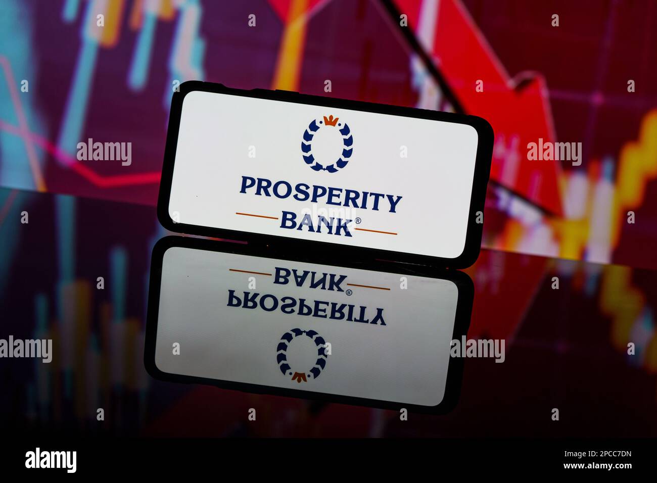 Kaunas, Litauen - 2023. März 13: Logo der Prosperity Bank auf rotem Hintergrund. Rote Aktien im Hintergrund Stockfoto