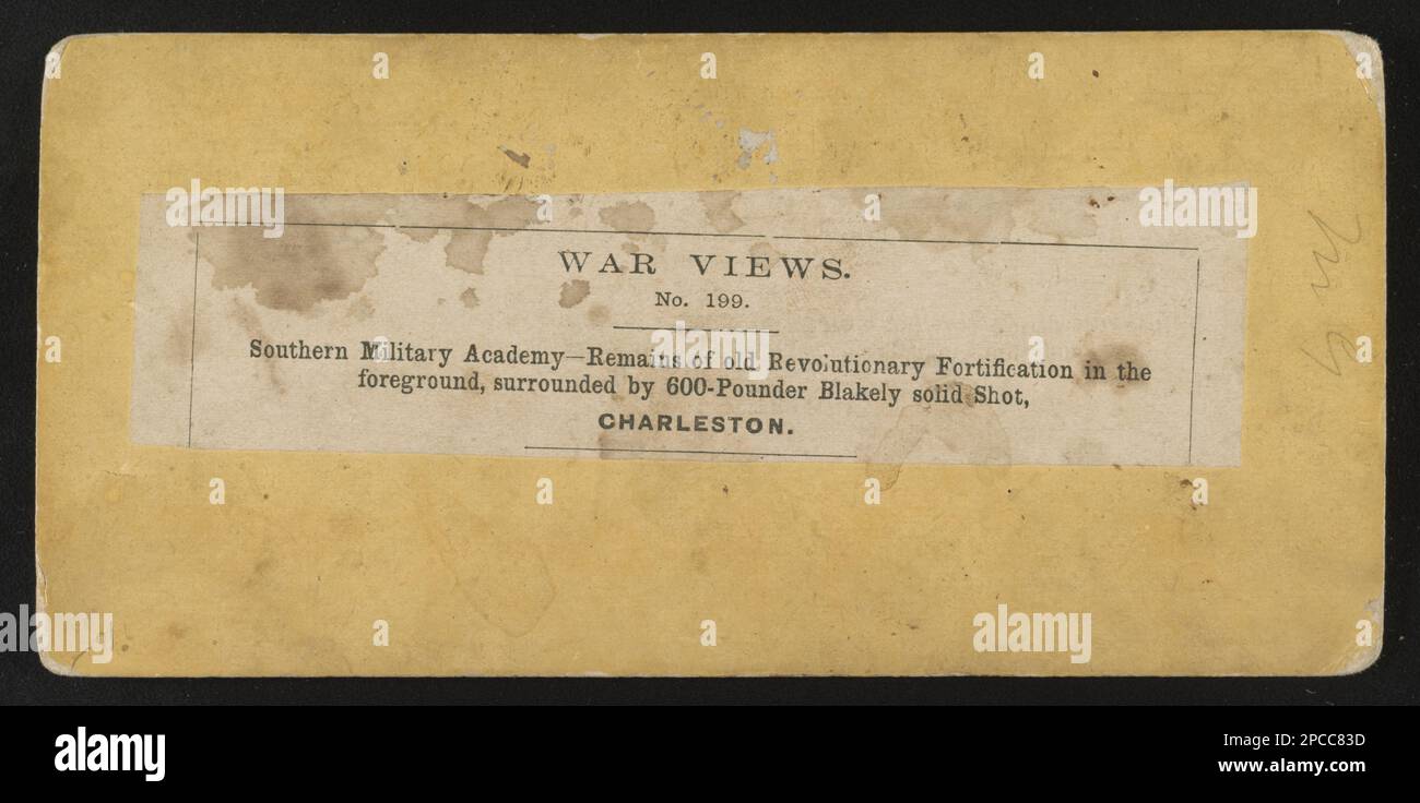 Southern Military Academy - Überreste der alten revolutionären Festung im Vordergrund, umgeben von dem 600-Pfünder Blakely Solid Shot, Charleston. Die Robin G. Stanford Collection, digitalisierte 2015 Finanzierung vom Center for Civil war Photography. Usa, Geschichte, Bürgerkrieg, 1861-1865, South Carolina, - Nach Charleston Stockfoto