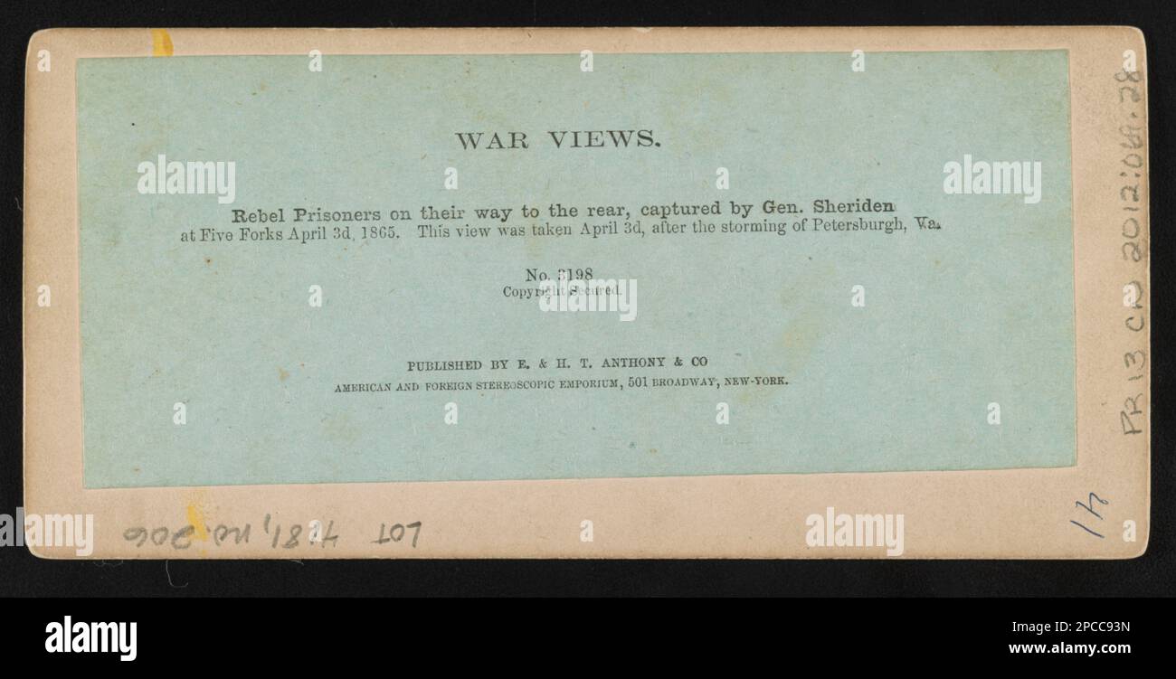 Rebellengefangene auf dem Weg nach hinten, gefangen von General Sheriden bei Five Forks 3D. April 1865 Diese Ansicht wurde am 3D. April aufgenommen, nach dem Sturm von Petersburgh, Virginia. Titel von Punkt, entsprechendes Glas negativ: LC-B811-3198. E. & H.T. Anthony & Co. Erwarb das Negativ vom Studio von Mathew Brady im Austausch für Fotozubehör, Purchase; Russell Norton; 2012; (DLC/PP-2012: 069). Confederate States of America, Army, People, Virginia, Five Forks (Dinwiddie County, Virginia), 1860-1870, United States, Army, People, Virginia, Five Forks (Dinwiddie County, Virginia), 1860-1870, Soldat Stockfoto