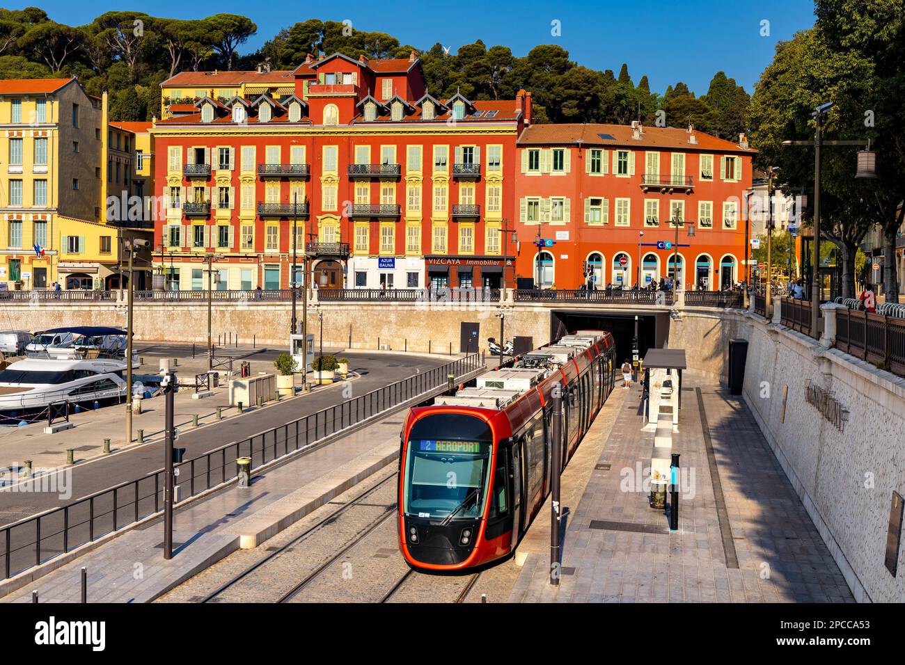 Nizza, Frankreich - 5. August 2022: Straßenbahnhaltestelle Port Lympia am Place de l'Ile de Beaute im historischen Hafen von Nizza und Yachthafen Stockfoto