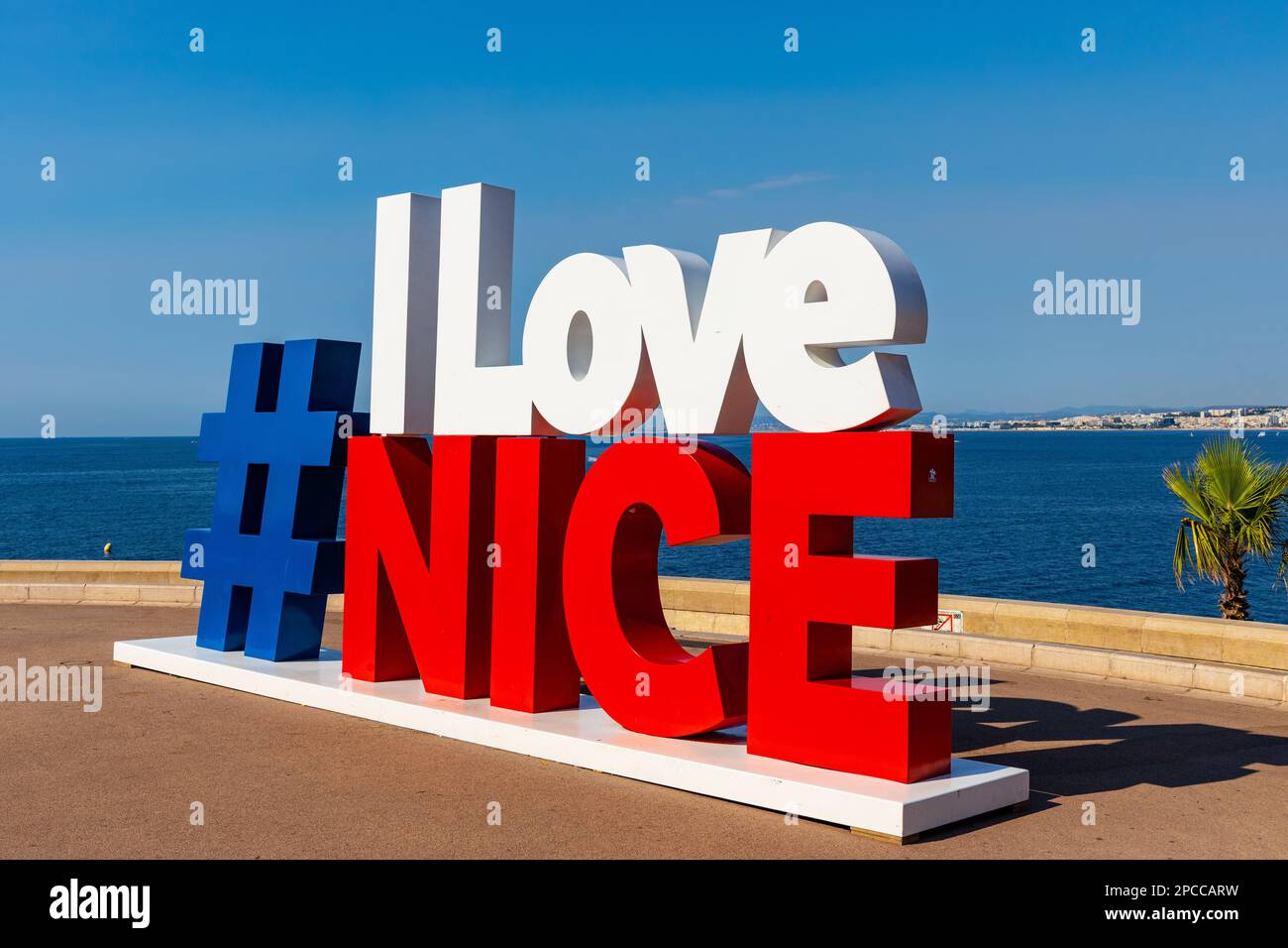 Nizza, Frankreich - 5. August 2022: „I love Nice“-Schild an der Quai Rauba Capeu Küstenpromenade unterhalb des Colline du Chateau Castle Hill an der französischen Riviera Stockfoto