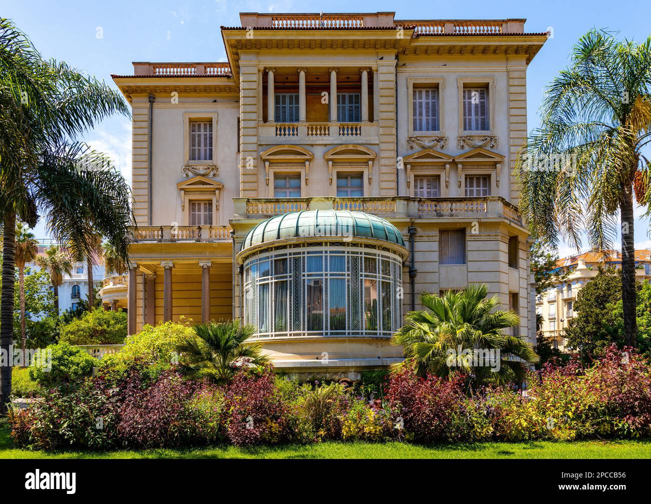 Nizza, Frankreich - 7. August 2022: Villa Massena Musee Kunstmuseum, Palast und Garten an der Promenade des Anglais in der historischen Altstadt Vieux Vieille Ville Stockfoto