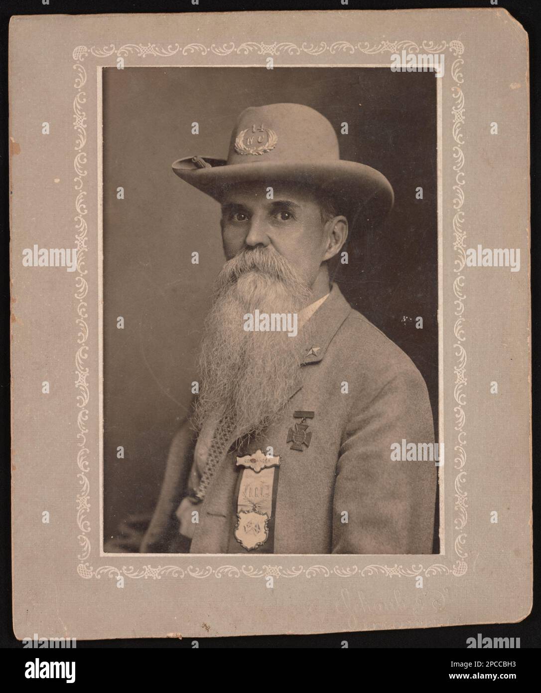 Bürgerkriegsveteran Julius L. Schaub in Uniform der United Confederate Veterans mit Southern Cross of Honor / Schaub, La Grange, Ga. Liljenquist Family Sammlung von Bürgerkriegsfotos, pp/liljvet. Schaub, Julius L, 1843-1911, Confederate States of America, Army, North Carolina Infanterie Regiment, 14. (1861. Nov.-1865), People, 1890-1910, United Confederate Veterans, Menschen, 1890-1910, Veteranen, Konföderierte, 1890-1910, Fotografen, 1890-1910, Usa, Geschichte, Bürgerkrieg, 1861-1865, Veteranen, Konföderierte. Stockfoto
