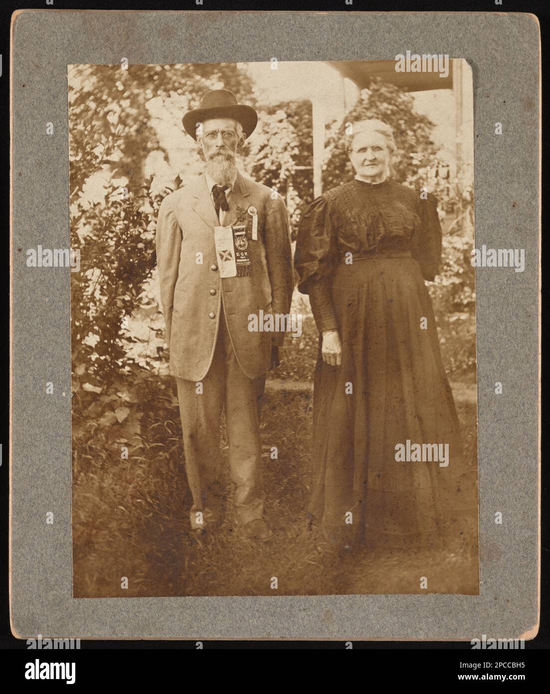 Veteran des Bürgerkriegs Benjamin F. Horton und Sarah Ellen Peterman Horton auf dem United Confederate Veterans Reunion. Liljenquist Family Sammlung von Bürgerkriegsfotos, pp/liljvet, pp/liljwoch. Horton, Benjamin F, 1844-1921, Horton, Sarah Ellen Peterman, 1845-1932, Konföderierte Staaten von Amerika, Armee, Virginia Infanterie-Regiment, 37., Menschen, 1890-1910, United Confederate Veterans, People, 1890-1910, Veterans, Confederate, 1890-1910, Frauen, 1890-1910, Familien, 1890-1910, Usa, Geschichte, Bürgerkrieg, 1861-1865, Veteranen, Konföderierte. Stockfoto