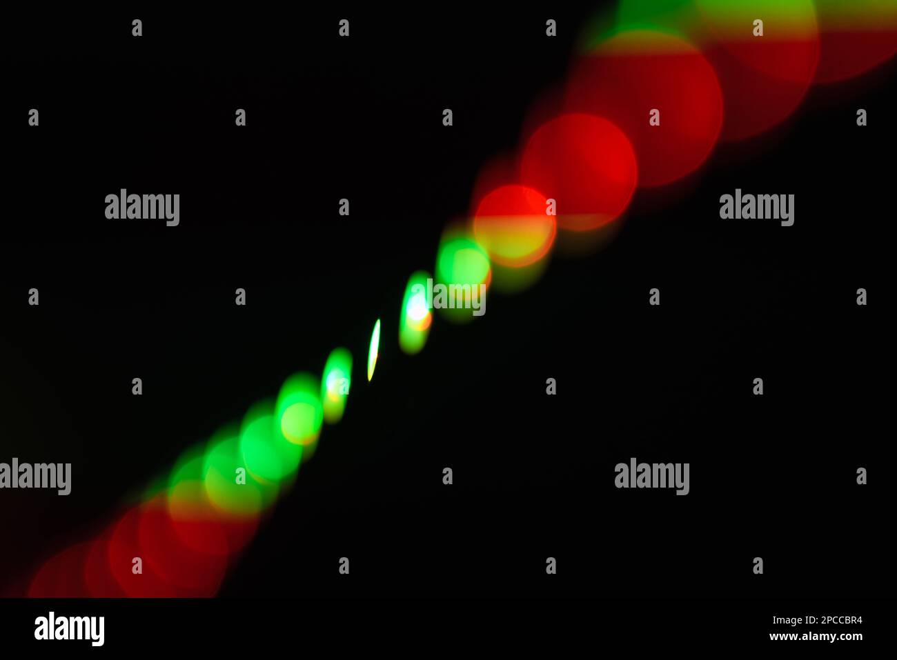 Abstrakter unscharfer Hintergrund mit Bokeh-Effekt von Rotgrün. LED-Streifen beleuchten Nahaufnahmen Stockfoto