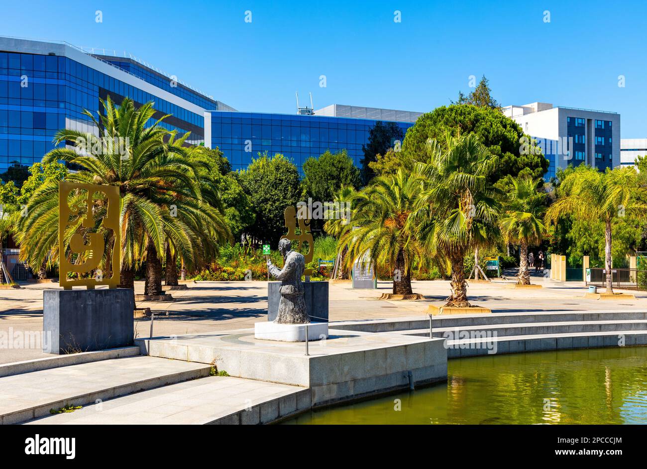 Nizza, Frankreich - 30. Juli 2022: Modernistische Büroarchitektur im Geschäftsviertel Ouest Grand Arenas neben dem Phoenix Park in Nizza an der französischen Riviera Stockfoto