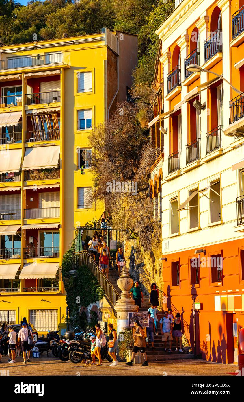 Nizza, Frankreich - 30. Juli 2022: Blick auf den Burgberg Colline du Chateau bei Sonnenuntergang, Tour Bellanda Tower und das historische Suisse Hotel in Nizza an der französischen Riviera Stockfoto