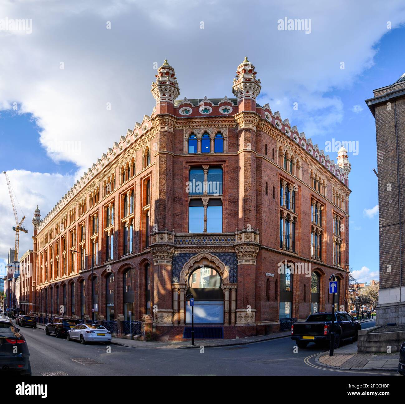 Ein Gebäude in einem anderen Stil auf dem Park Square Leeds, West Yorkshire, England. Stockfoto