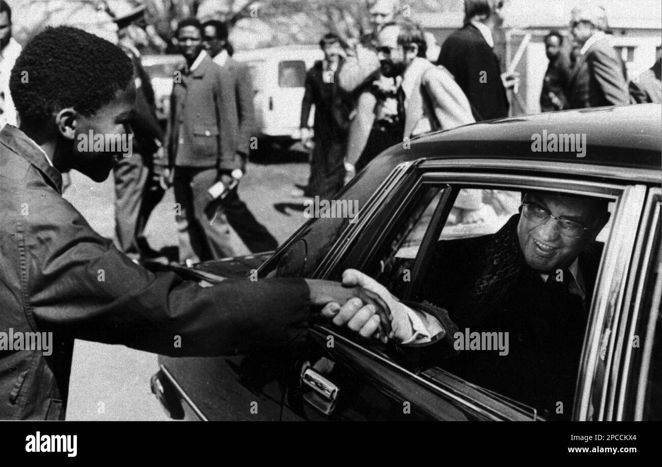 ** FILE ** Prime Minister P. W. Botha shakes hands with a youth who ran up to Botha's car Aug. 31, 1979, during the first-ever visit by a South African prime minister to the Soweto township, outside Johannesburg, South Africa. Botha, the apartheid-era president who led South Africa through its worst racial violence and deepest international isolation, died in his sleep Tuesday, Oct. 31, 2006. He was 90. (AP Photo/Beeld) Stockfoto