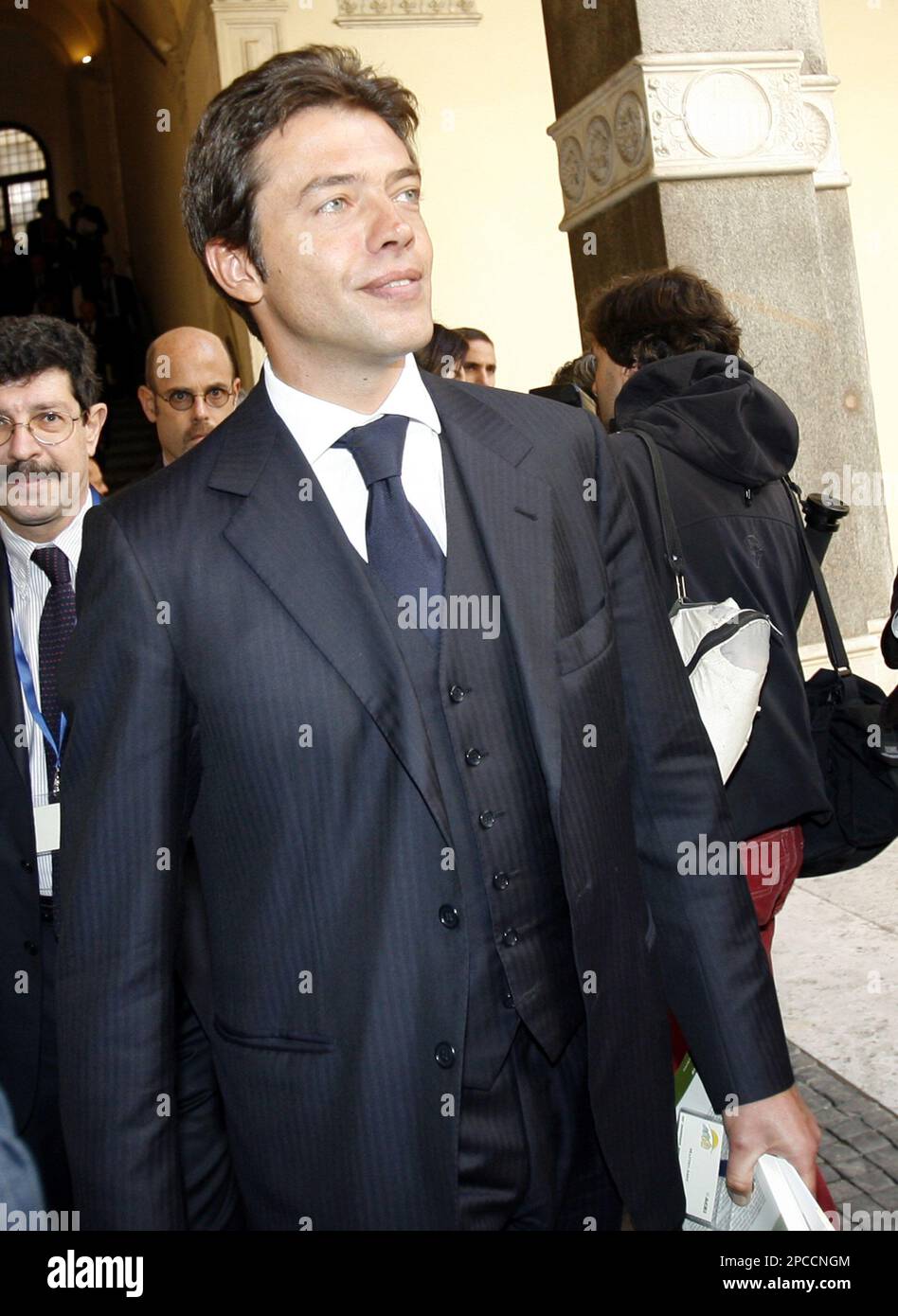 Capitalia SpA CEO Matteo Arpe leaves at the end of an annual conference on household savings, in Rome, Oct. 31, 2006. (AP Photo/Alessandra Tarantino) Stockfoto