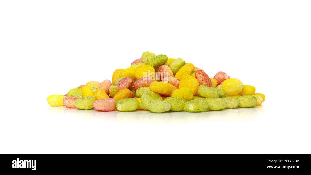 Farbenfrohe Frühstücksbälle isoliert, fruchtige Getreidekugeln, runde bunte Mais-Getreidekollektion auf weißem Hintergrund-T Stockfoto