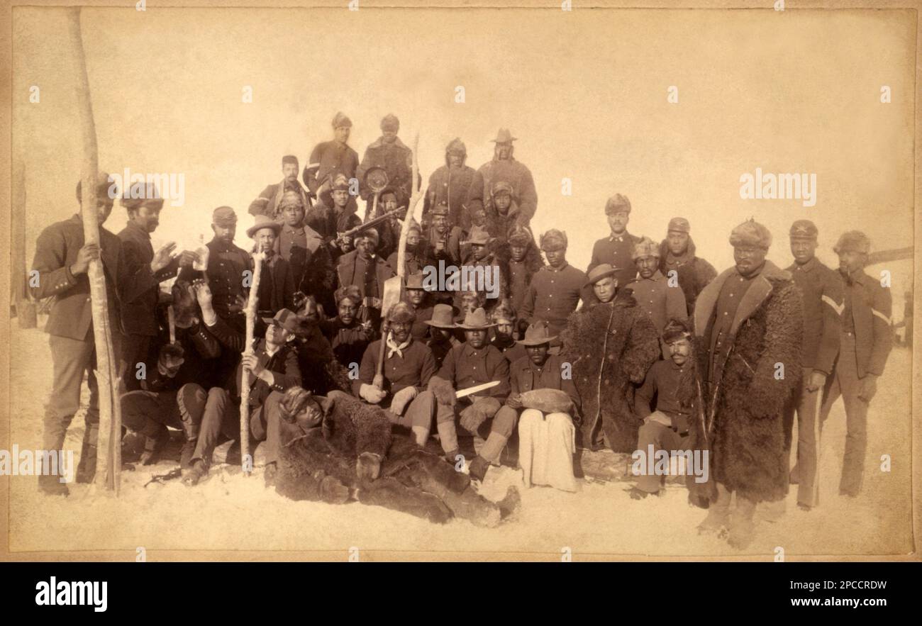 1890 , MONTANA , USA : das schwarze militär-korp Buffalo Soldaten der 25. Infanterie , einige tragen Büffelkleidung . Foto: Chistopher Barthelmess, Ft. Keogh, Montana. - NACH DEM SEZESSIONSKRIEG CIVIL - DOPO LA GUERRA CIVILE DI SECESSIONE AMERICANA - cappello - Hut - Pelliccia - Pelliccia - Plotone - ANTI SCHIAVISMO - EMANCIPAZIONE DALLO SCHIAVISMO - Schiavitù - AFRO AMERICANS - Afro-americans - Platoon - LIBERAZIONE DEGLI SCHITE DI COLORE IN DEN USA - - USA - GESCHICHTSFOTO - FOTO STORICA STORICHE - CACCIA AI BUFALI DELLE PRATERIE - FERROVIE - RAIL - EX SCHIAVI - ANTISCHIAVISMO - Stockfoto