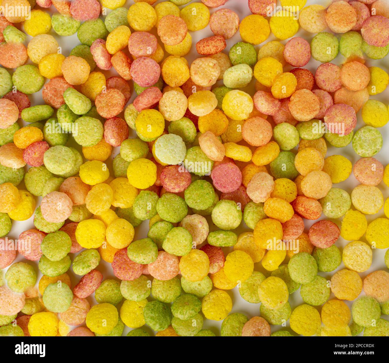Farbenfrohe Frühstückspollenstruktur Hintergrund, fruchtiges Zerealien-Kugelmuster, rund buntes Mais-Cerealien-Modell mit Kopierbereich Stockfoto