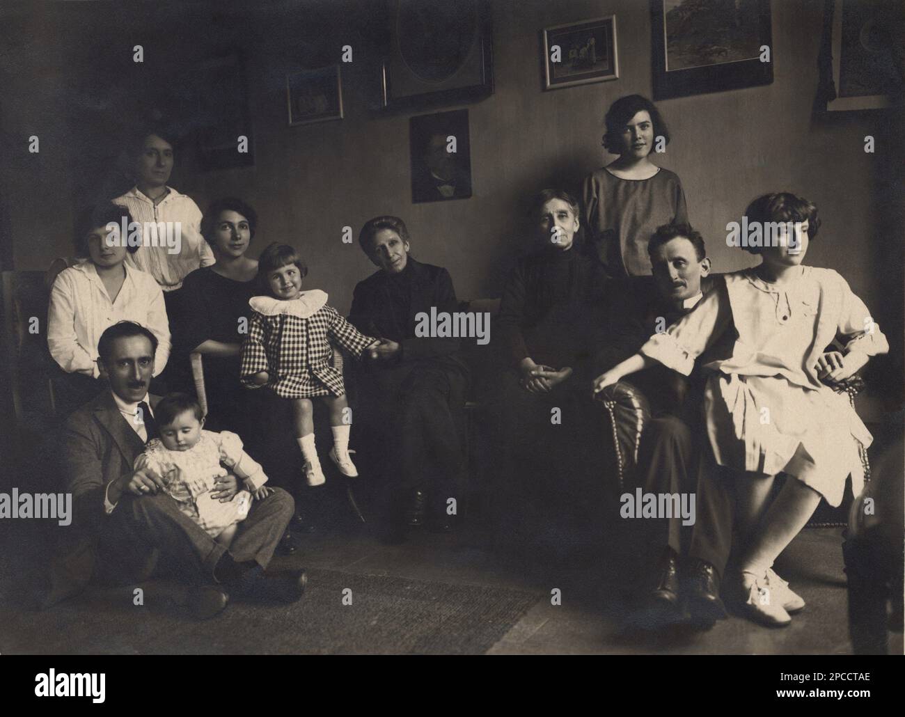 1929 Ca , Langhirano , Parma , ITALIEN : die Familie Valenti . - ITALIA - FAMIGLIA - - KRAWATTE - CRAVATTA - FAMIGLIA - FAMILIE - FRATELLI E SORELLE - FRATELLO - FOTO STORICHE - GESCHICHTSFOTOS - BAMBINA - BAMBINO - BAMBINI - KINDER - KIND - ANNI VENTI - 20S - '20 - FOTO DI GRUPPO - GRUPPO DI FAMIGLIA In un interno - salotto borghese - piccola borghesia - MODA - MODE - GENITORI - PARENTI - PARENTELA --- Archivio GBB Stockfoto