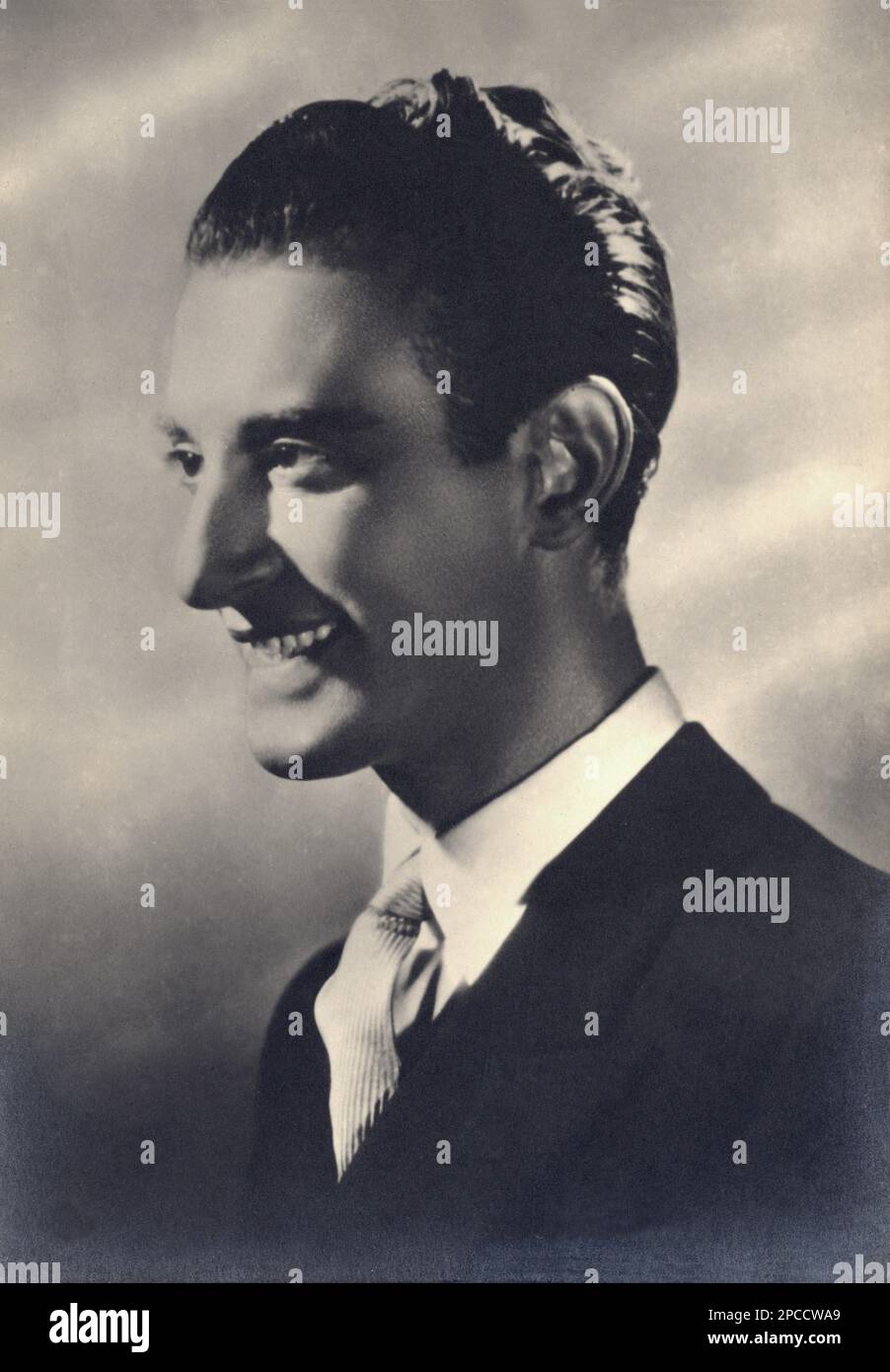 1935 Ca, ITALIEN : der gefeierte italienische Radiosprecher NUNZIO FILOGAMO ( 1902 - 2002 ) , berühmt für seine Rolle als aramis im 1934. Radiospiel der italienischen EIAR-Ausgabe I QUATTRO MOSCHETTIERI von Nizza & Morbelli , gesponsert von Perugina Chocolat . Filogamo war auch Redner bei der ersten Ausgabe des Festival della Canzone Italian in Sanremo 1951 (und danach für die Ausgaben 1952 - 1953 - 1954 und 1957). - RADIOTAGE - präsentatore radiofonico - Sanremo Festival - Werbung - pubblicità - Publizität - SCHWUL - LGBT - homosexuell - Homosexualität - omosessuale - omosessualità - ANNI TRENTA Stockfoto