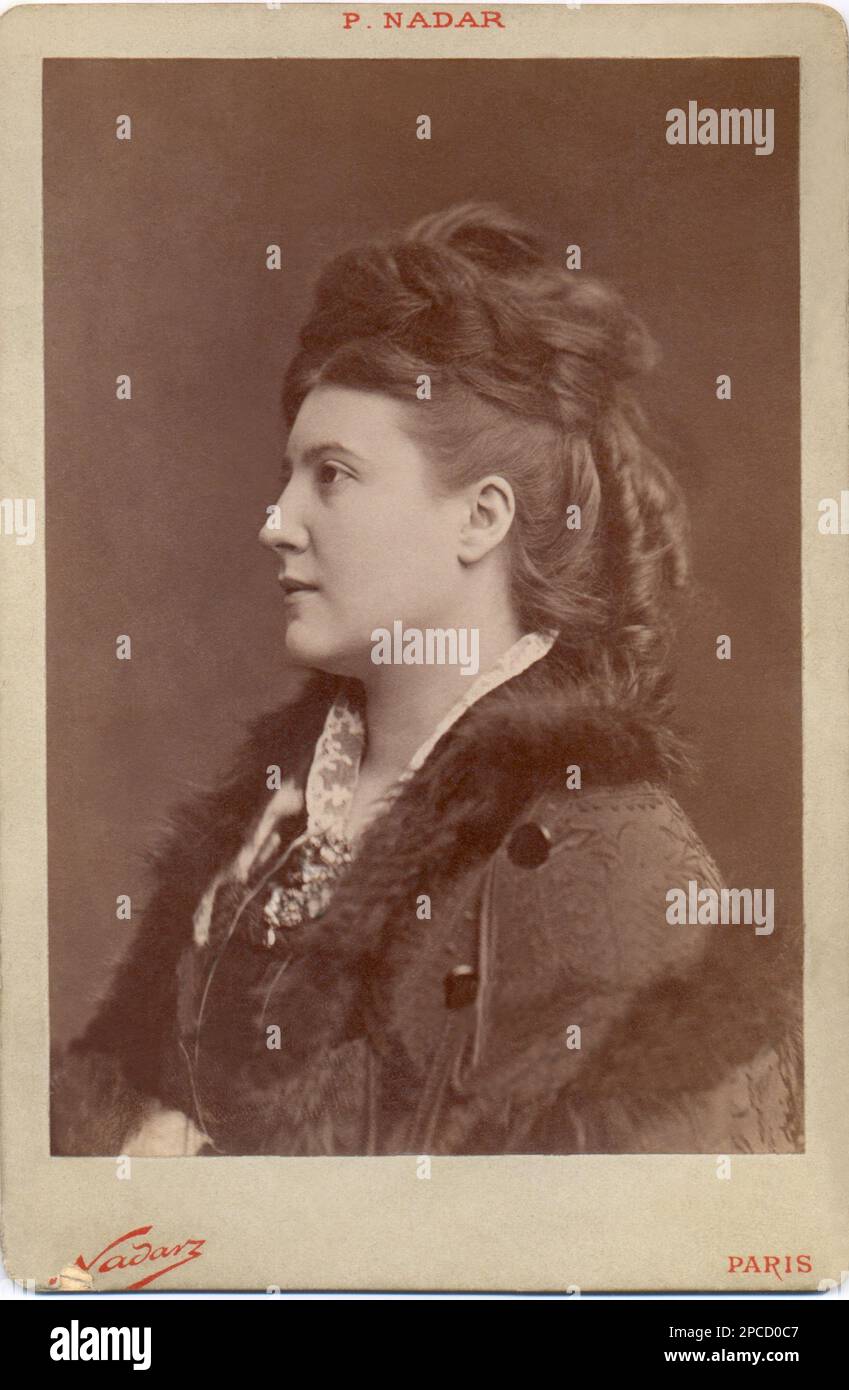 1880 Ca , Paris , FRANKREICH : Porträt der französischen Schriftstellerin , Schriftstellerin und Suffragmatikerin Madame JUDITH GAUTHIER ( 1845 - 1917 ) . Foto von NADAR, Paris. Tochter von Theophile Gautier und Ernesta Grisi (Schwester der Tänzerin Carlotta Grisi). 1866 heiratete Judith Catulle Mendes, von dem sie sich bald scheiden ließ. Unter den Verehrern sind zwei bemerkenswert: Victor Hugo und Richard Wagner . - LETTERATO - SCRITTORE - LETTERATURA - Literatur - PORTRÄT - RITRATTO - Locken - riccioli - boccoli - Pelliccia - pizzo - Spitze - profilo - Profil - OTTOCENTO - MODE - MODA - 800 - GESCHICHTE - SUFFRAGETT Stockfoto