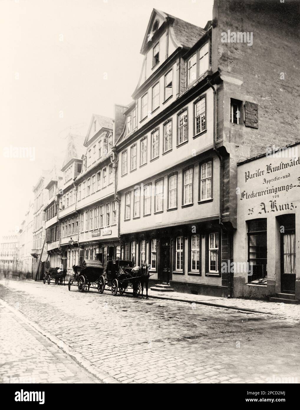 1890 Ca , DEUTSCHLAND : Haus, in dem der gefeierte deutsche Dichter Johann Wolfgang von GOETHE ( 1749 - 1832 ) in Frankfort am Main geboren wurde (d. h. Frankfurt am Main ). FRANCOFORTE - GERMANIEN - LETTERATO - SCRITTORE - LETTERATURA - LITERATUR - POETA - DICHTER - POESIE - SCRITTORE - SCHRIFTSTELLER - GEOGRAFIA - GEOGRAFIE - ARCHITETTURA - ARCHITEKTUR ---- ARCHIVIO GBB Stockfoto