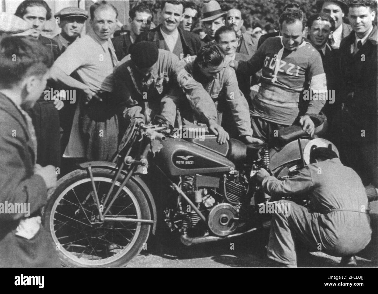1935 , Isle of man , GROSSBRITANNIEN : der irische Motorradrennfahrer STANLEY WOODS ( 1903 - 1993 ) mit einem italienischen MOTO GUZZI 2 cilindri 500cc . Woods ritt 1935 für Moto Guzzi und gewann bei den TT-Rennen den ersten Sieg für einen nicht englischen Hersteller . Woods stand in der Geschichte der TT so hoch, dass ihn 1968 ein Expertengremium zum größten Wettbewerber der Insel ernannte. Im Jahr 1957 kehrte er zurück, um das Goldene Jubiläum der TT-Rennen zu feiern, und fuhr mit etwas mehr als 82mph km auf einem 350cc-Moto Guzzi um den Golfplatz. - SPORT - MOTOCICLISMO - MOTO - gara motociclistica - Korridore Mo Stockfoto