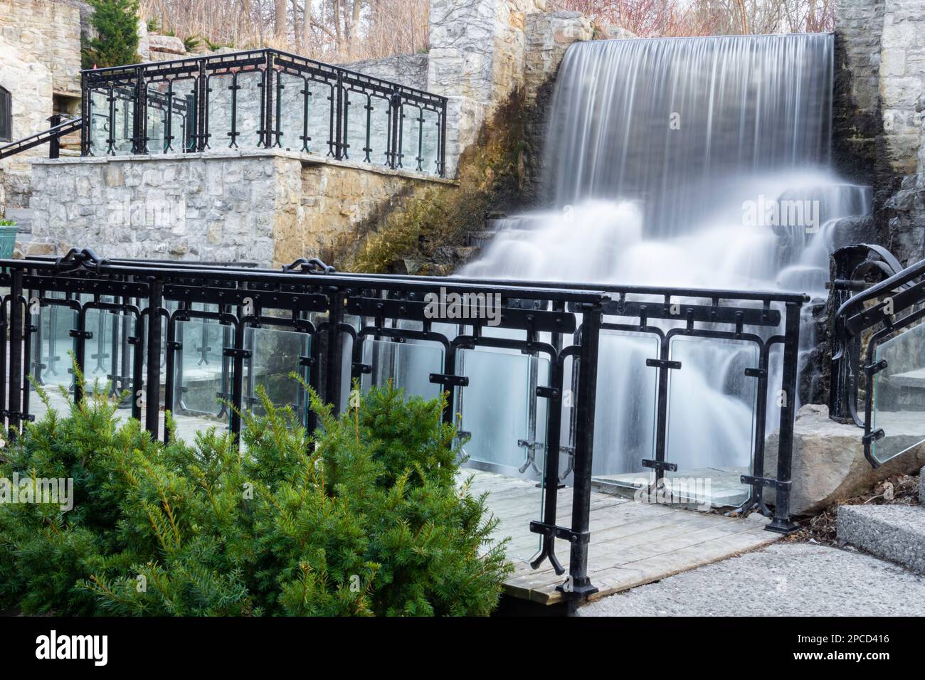 Mill Falls ist ein schöner Wasserfall im Ancaster Mill Restaurant, das sich etwas südwestlich von Hamilton, Ontario, Kanada, befindet. Stockfoto