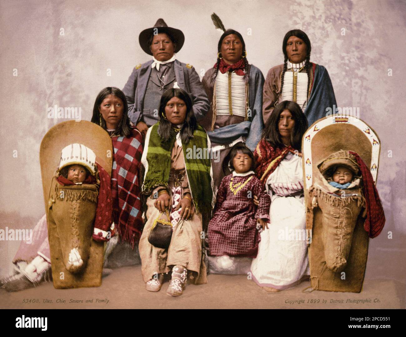 1899 , USA : Indianerfamilie der UTEN , CHIEF SEVARA ( d. h. SEVERO oder SIVERO ) . Photocrom von Detroit Photographic Co, USA - GESCHICHTE - foto storiche - foto storica - Indianer - INDIANI D' AMERICA - PELLEROSSA - Indianer amerikaner - Indianer von Nordamerika - FRAU - FRAUEN - DONNA - DONNE - Indianer von Nordamerika - Frauen - Mütter und Kinder - INDIANA - INDIANO - Portrait - ritratto - pellerossa - MADRE - MAMMA e FIGLIO - FIGLI - Söhne - bambino - Bambini - infantile - Kindheit - Kinder - Zaino - Hut - cappello - Treccia - Treccie - Orechino - Orechini - Ohrentropfen - Tasche - Stockfoto