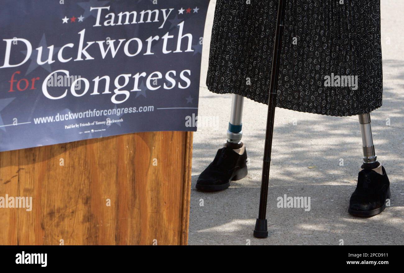 ** ADVANCE FOR SUNDAY, OCT. 29 **ammy Duckworth, the Democratic candidate for the U.S. House in Illinois' 6th District U.S. Congressional seat, stands by a podium during a news conference Sept. 21, 2006, in Chicago. Duckworth, a former Army Black Hawk helicopter pilot who lost both her legs during a grenade attack in Iraq, faces Republican challenger Peter Roskam in the Nov. 7 election. (AP Photo/M. Spencer Green) Stockfoto