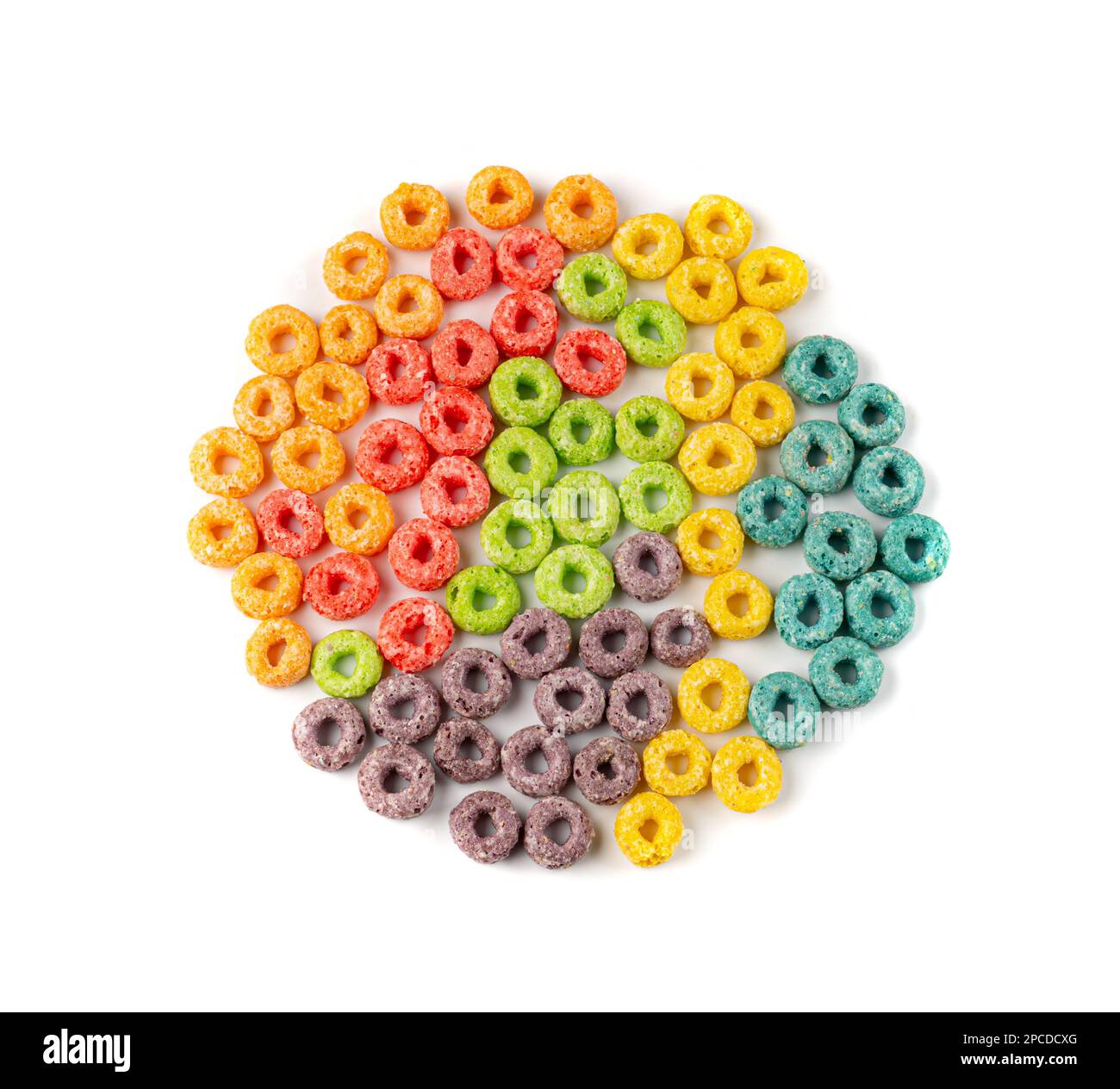 Bunte Frühstücksringe, Isoliert. Fruit Loops, fruchtige Cerealien-Ringe, buntes Corn Cerealien auf weißem Hintergrund Stockfoto