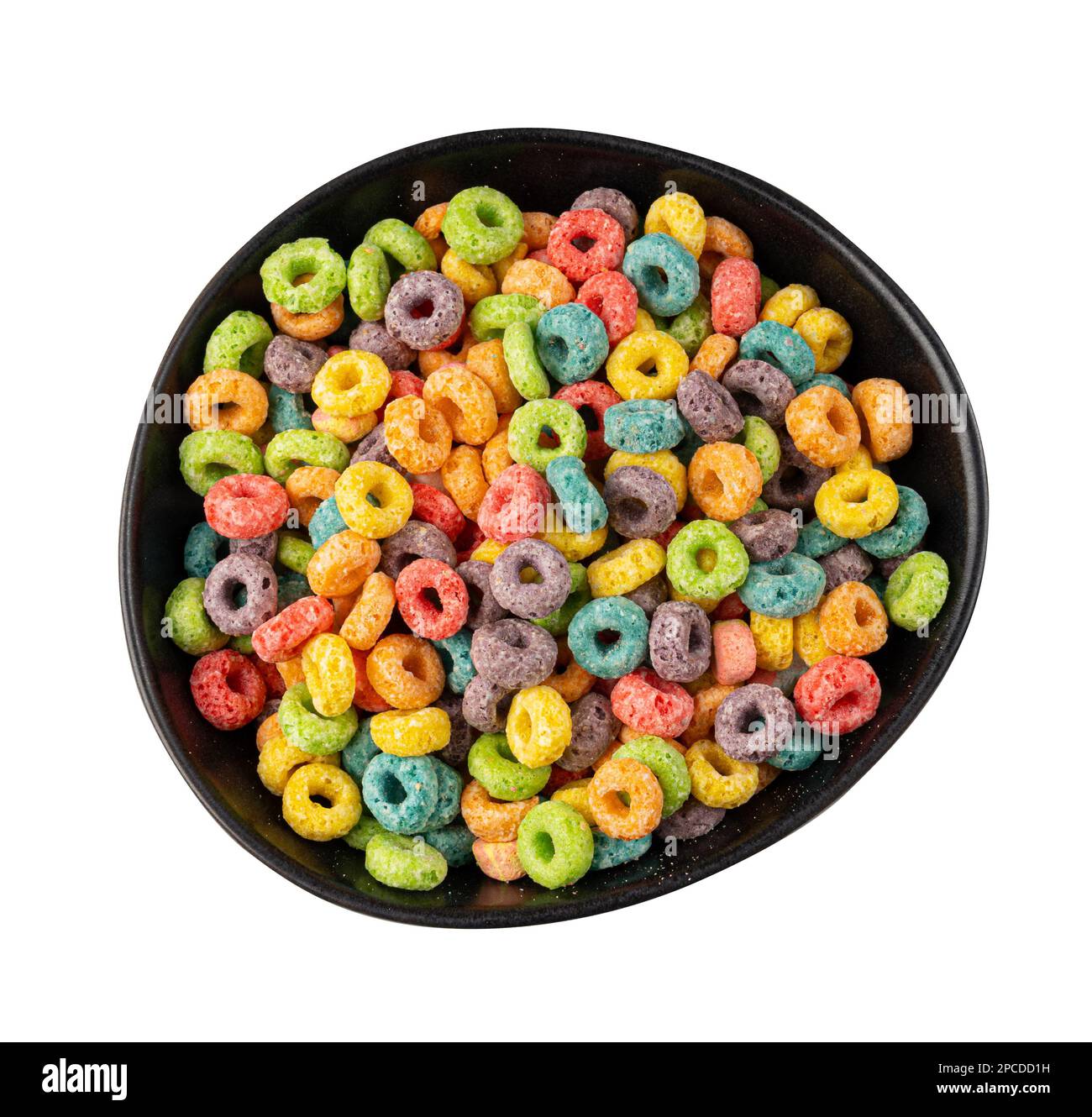 Bunte Frühstücksringe in der isolierten Schüssel. Fruit Loops, fruchtige Cerealien-Ringe, farbenfrohe Corn Cerealien auf weißem Hintergrund, Draufsicht Stockfoto