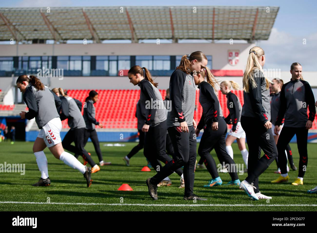 Belgrad, Serbien, 12. März 2023. Die Spieler Dänemarks wärmen sich während des Spiels zwischen Serbien U17 und Dänemark U17 im Sports Center of FA of Serbia auf dem 1. Platz in Stara Pazova, Serbien, auf. 12. März 2023. Kredit: Nikola Krstic/Alamy Stockfoto