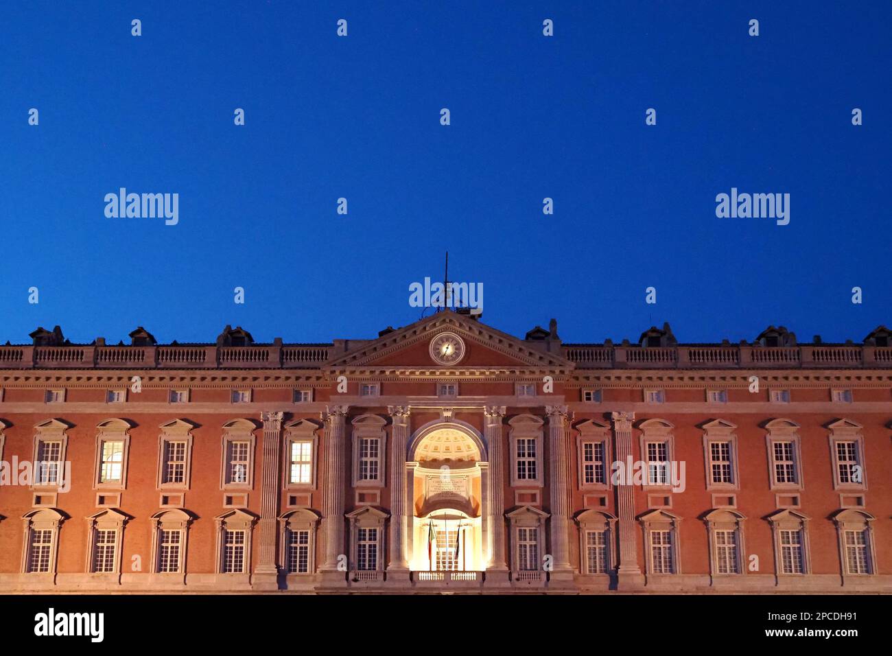 Hauptfassade des Königspalastes von Caserta, entworfen vom Architekten Luigi Vanvitelli Caserta, Italien. 12. März 2023. (Foto: Vincenzo Izzo/Sipa USA) Guthaben: SIPA USA/Alamy Live News Stockfoto