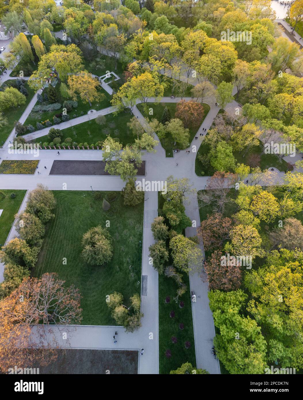 Panoramablick aus der Vogelperspektive auf die Gassen des Stadtparks im grünen Frühling Shevchenko City Garden. Freizeitangebote in Charkiv, Ukraine Stockfoto