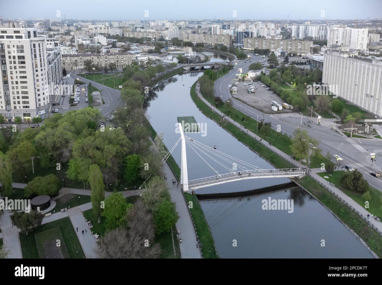 Fußgängerbrücke über den Fluss Charkiv (Mist Zakokhanykh), beliebter Ort für Paare. Aus der Vogelperspektive auf graue Charkiv, Reisen Sie in die Ukraine Stockfoto