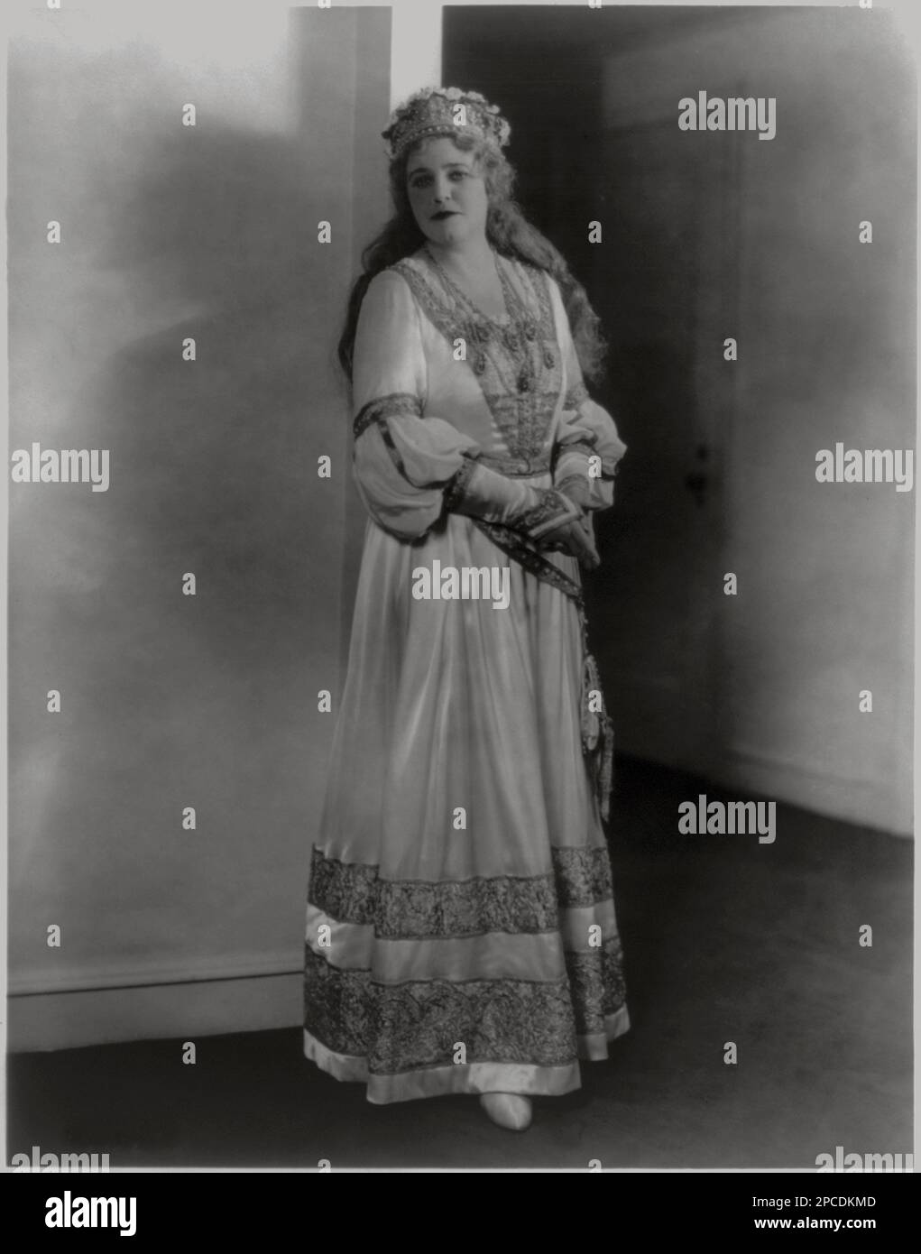 die deutsche Opernsopransängerin LOTTE LEHMANN ( 1888-1976 ). Sie war eine Favoritin von Richard Strauss , Giacomo Puccini , Hans Pfitzner , Erich Wolfgang Korngold , Bruno Walter , Arturo Toscanini , Otto Klemperer und Thomas Mann . - OPERALIRICA - Cantante lirica - classica - klassisch - collana - Halskette - raso - Satin - Kostüm di scena --- Archivio GBB Stockfoto