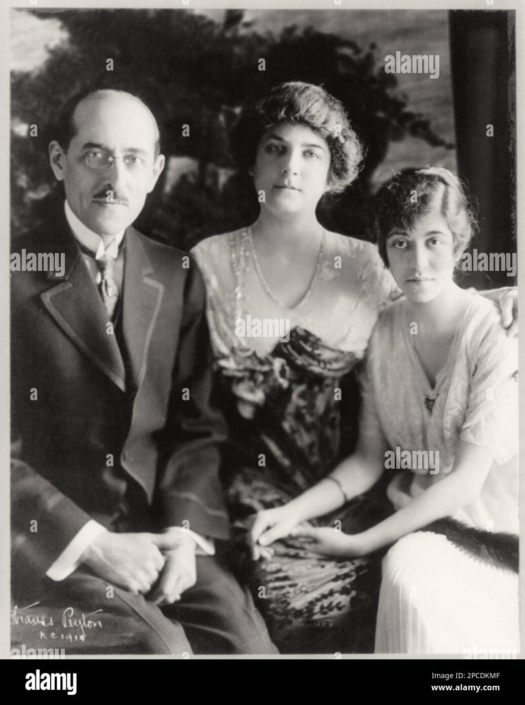 1914 , USA : Familie von SAM LEHMANN ( Samuel Lehmann , 1886 - 1948 ) , Eltern mit Tochter . Foto von Strauss Peyton , Kansas City - VEREINIGTE STAATEN VON AMERIKA - FAMIGLIA - Figlia - Halsband - colletto - loc - Krawatte - Cravatta - FAMIGLIA - FAMILIE - Marito e Moglie - Ehemann und Ehefrau - FOTO STORICHE - GESCHICHTSFOTOS - ANNI DIECI - 10 's - '10 - pizzo - Spitzenstickerei - MODA - MODE - GENITORI - Soziales --- Archivio GBB Stockfoto
