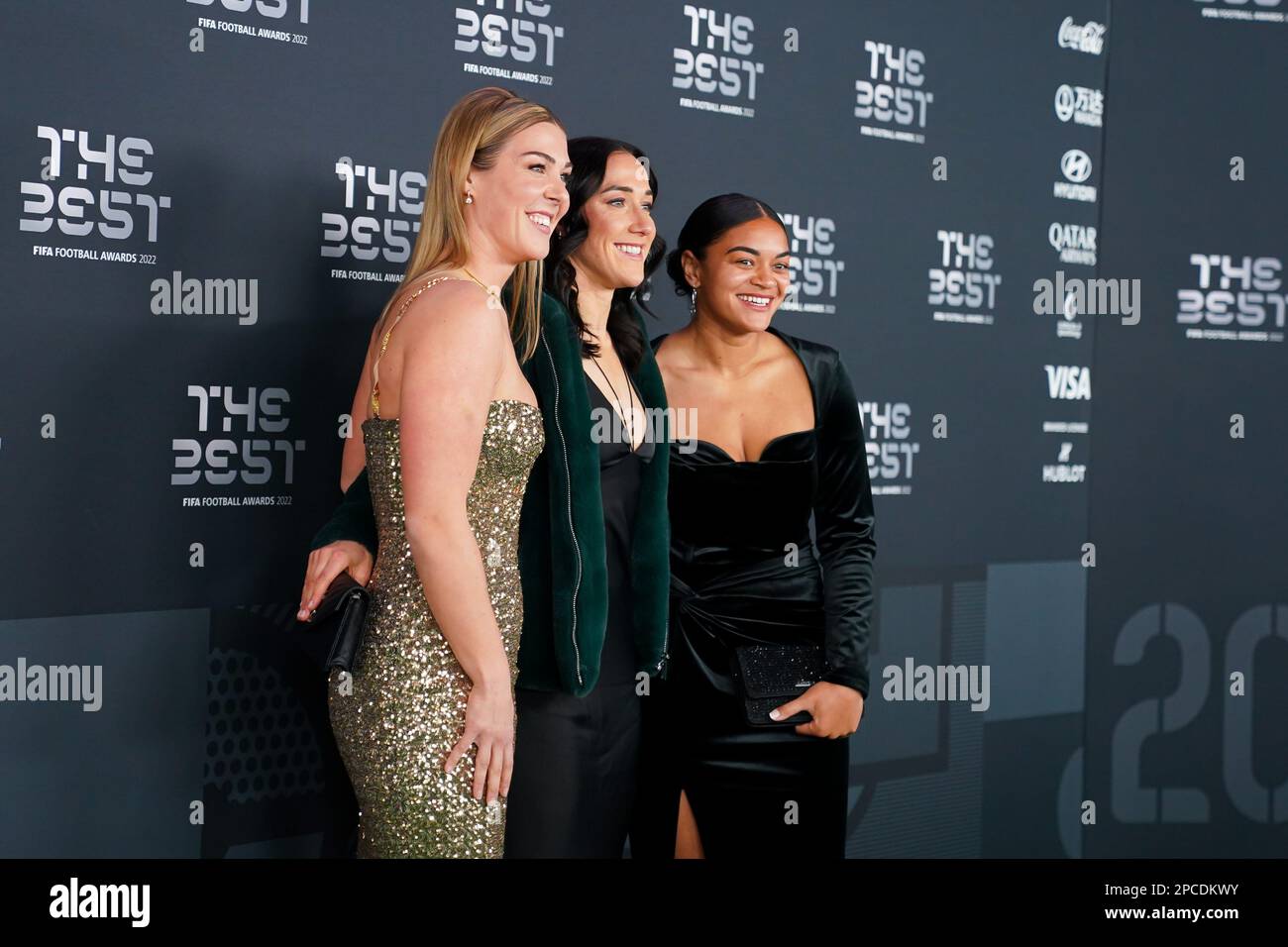 Paris, Frankreich. 27. Februar 2023. Mary Earps, Lucy Bronze und Jess Carter – englische Spieler – auf dem grünen Teppich während der Best FIFA Football Awards 2022 in Salle Pleyel in Paris, Frankreich. (Foto: Daniela Porcelli/Sports Press Photo/C - FRIST VON EINER STUNDE - FTP NUR AKTIVIEREN, WENN BILDER WENIGER ALS EINE STUNDE ALT sind - Alamy) Guthaben: SPP Sport Press Photo. Alamy Live News Stockfoto