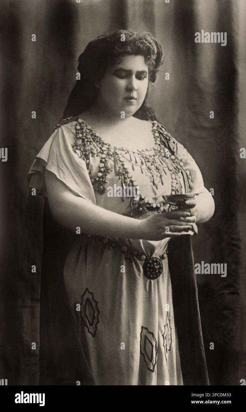 1895 Ca , FRANKREICH : die gefeierte russische Sängerin Mezzo-Soprano FELIA LITVINNE ( 1863 - 1936 ) in einer Rolle von Richard Wagner ISOTTA . Foto: Sauly et Boyer, Paris. - CANTANTE LIRICA - OPERA - MUSICA CLASSICA - classical - Portrait - ritratto - Halskette - collana - gioiello - gioielli - Bijoux - Juwelen - Halskette - collana - Pearls - perla - perle - THEATER - Theater - Theater - Theater - LIATRO - OPERA LIRICA - Cantante lirica - classica - Klassik - DIVA - DIVINA - BELLE EPOQUE - Kostüm di scena --- Archivio GBB Stockfoto