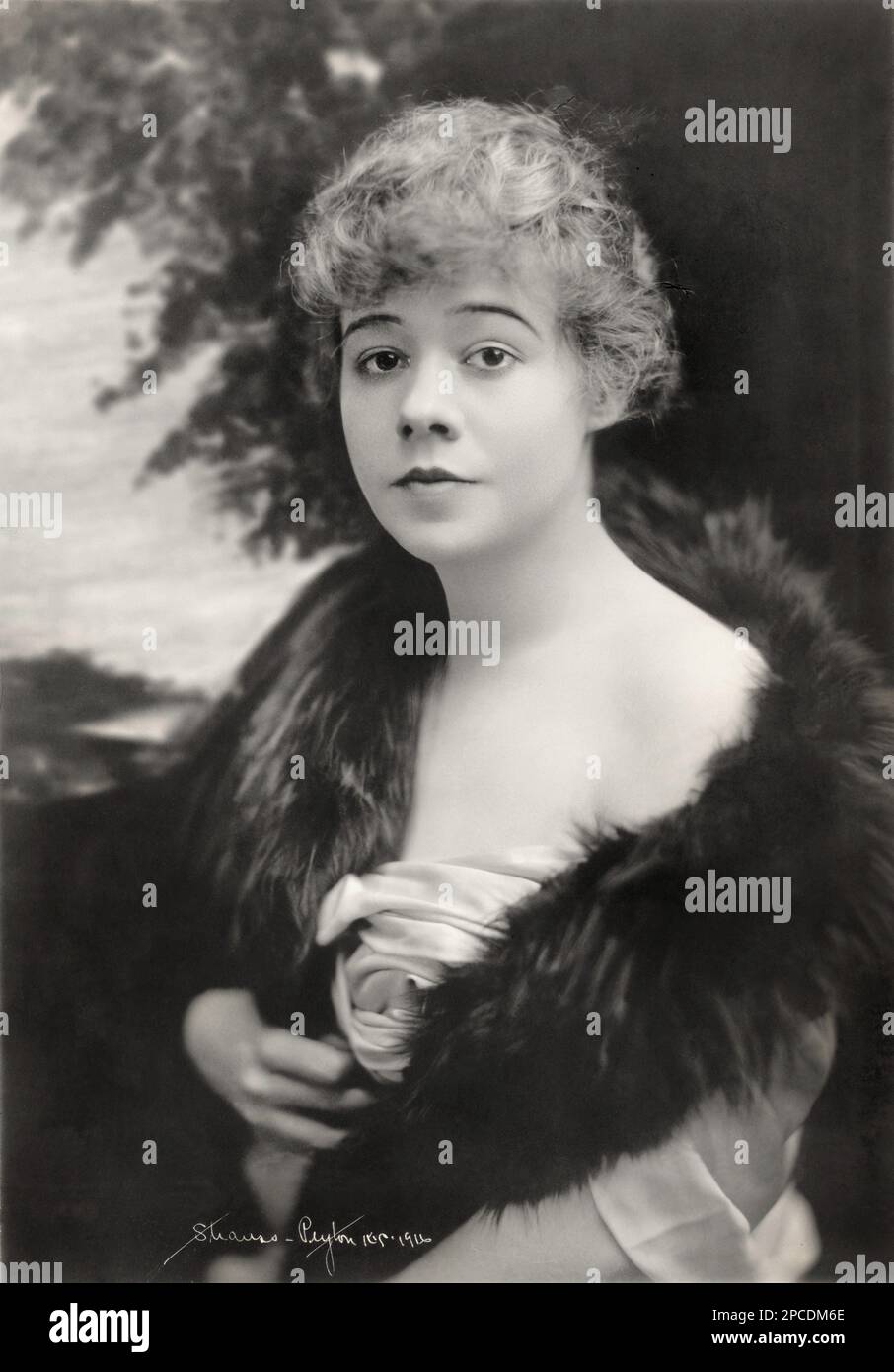 1915 , New York , USA : die amerikanische Theaterdarstellerin PAULINE LORD ( 1890 - 1950 ) , Porträt von Strauss-Peyton . Ihr erster Erfolg in New York fand im Januar 1912 statt, als Ruth Lenox in The Talker weitere Touren und Varietéteile folgte. Ihr nächster Hit war im August 1917 als Sadie in der Sintflut unter der Regie von Arthur Hopkins. Erst am 2. November 1921 erzielte sie erneut einen weiteren Hit, bei dem sie die Hauptrolle in der Titelrolle von Eugene O'Neill's Anna Christie im Vaudeville Theatre am Broadway spielte. Ihr letzter Auftritt auf der Bühne war 1946 als Amanda in Tennessee Williams ' The Glass Menagerie. . Stockfoto