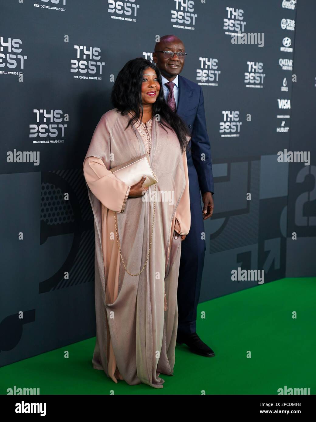 Paris, Frankreich. 27. Februar 2023. FIFA-Sekretärin Fatma Samoura und Ehemann auf dem grünen Teppich während der besten FIFA Football Awards 2022 in Salle Pleyel in Paris, Frankreich. (Foto: Daniela Porcelli/Sports Press Photo/C - FRIST VON EINER STUNDE - FTP NUR AKTIVIEREN, WENN BILDER WENIGER ALS EINE STUNDE ALT sind - Alamy) Guthaben: SPP Sport Press Photo. Alamy Live News Stockfoto