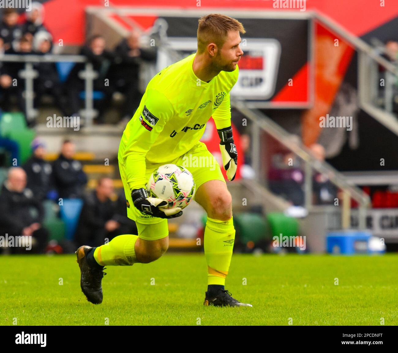 Chris Johns, Torwart des Linfield FC. BetMcLean Cup Finale 2023, Linfield gegen Coleraine. Nationalstadion im Windsor Park, Belfast. Stockfoto